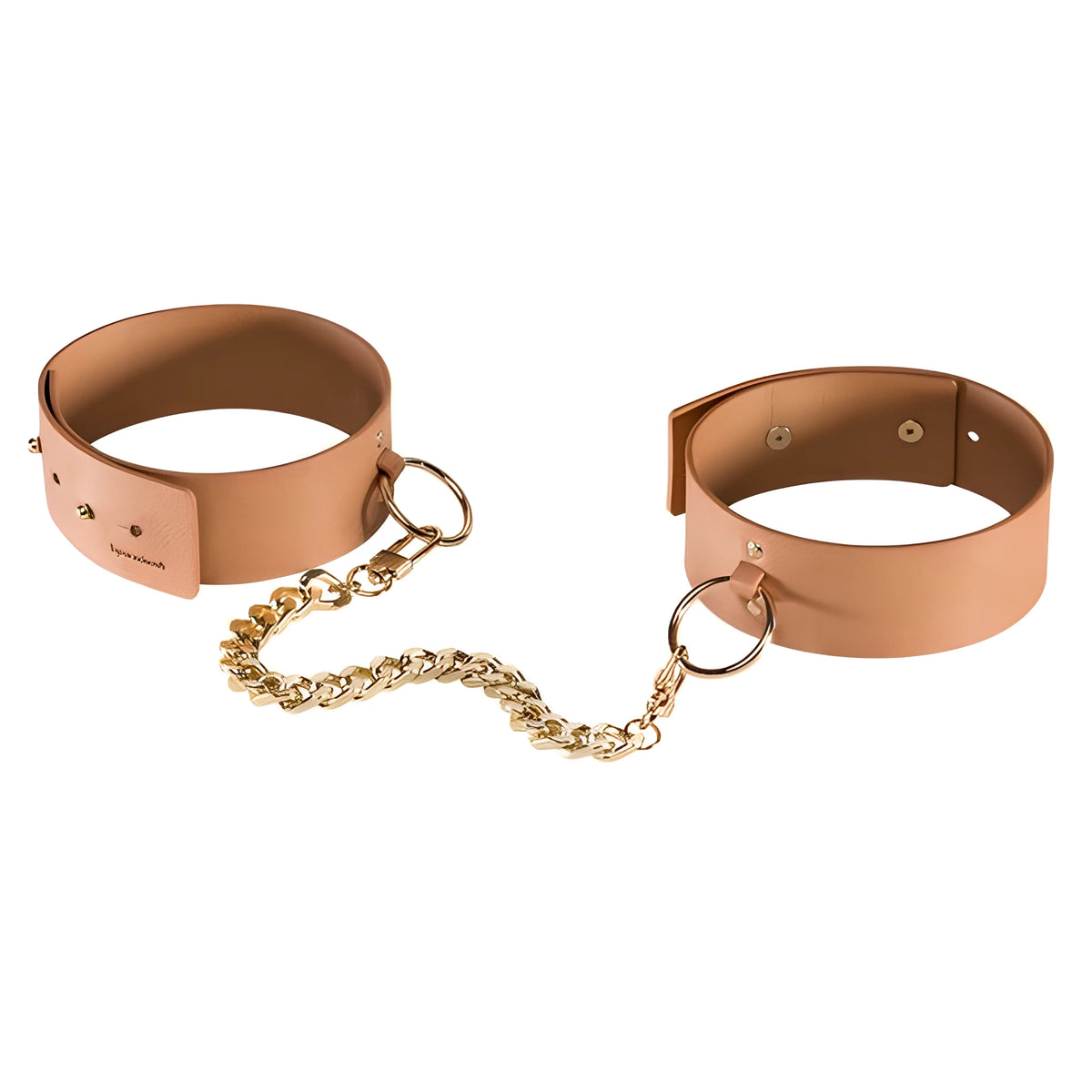 Белезници за крака MAZE на Bijoux Indiscrets: две карамелено кафяви маншета с метални халки, свързани със златиста верижка