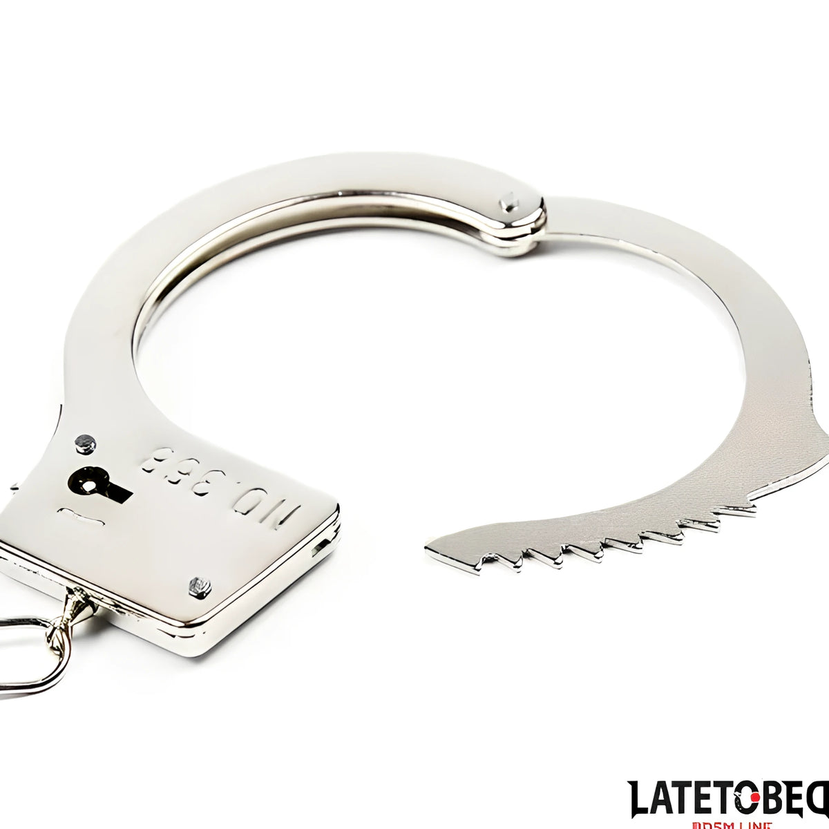 Белезници LateToBed от гланцов сребрист метал, близък план на отворената скоба със зъбци и ключалката с надпис „NO. 888“