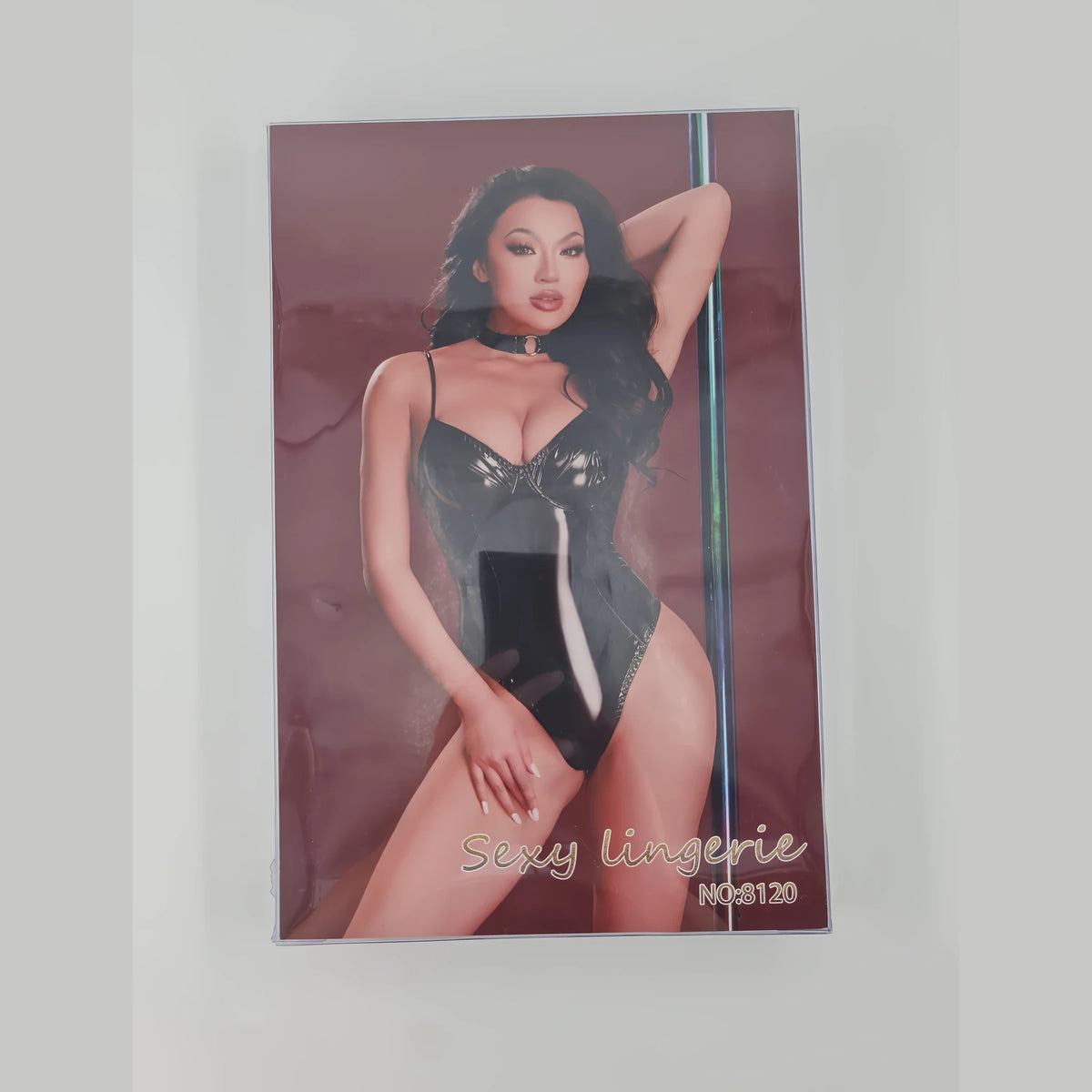 Опаковка на боди Wetlook Kirsten от STD с модел в черно лъскаво боди и надпис „Sexy lingerie“, NO:8120