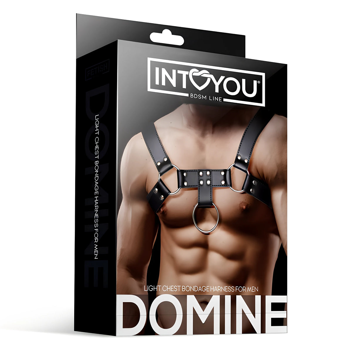 Черна кутия на харнес Domine от линията BDSM на IntoYou; на лицевата страна модел носи черния харнес с метални халки