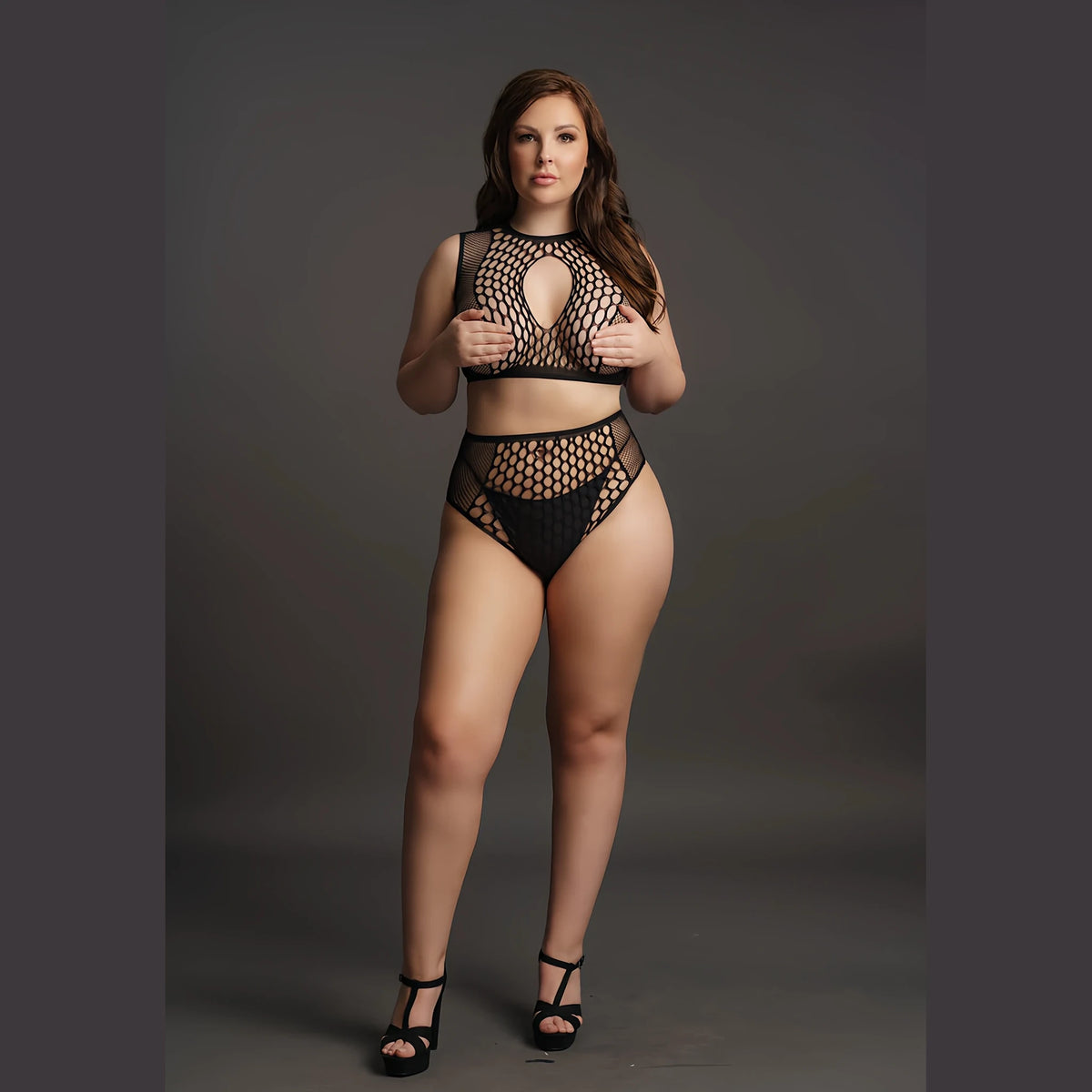 Модел в цял ръст с черен мрежест комплект Le Desir Duo Net Key-Hole Bra Set Plus Size – топ с отвор и бельо с висока талия, на черни обувки на ток