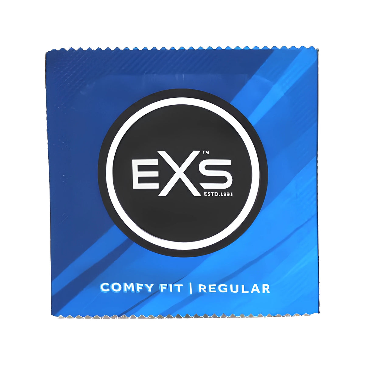 Синьо квадратно пакетче на кондом EXS с черно лого в кръг и надпис „Comfy Fit | Regular“ отпред