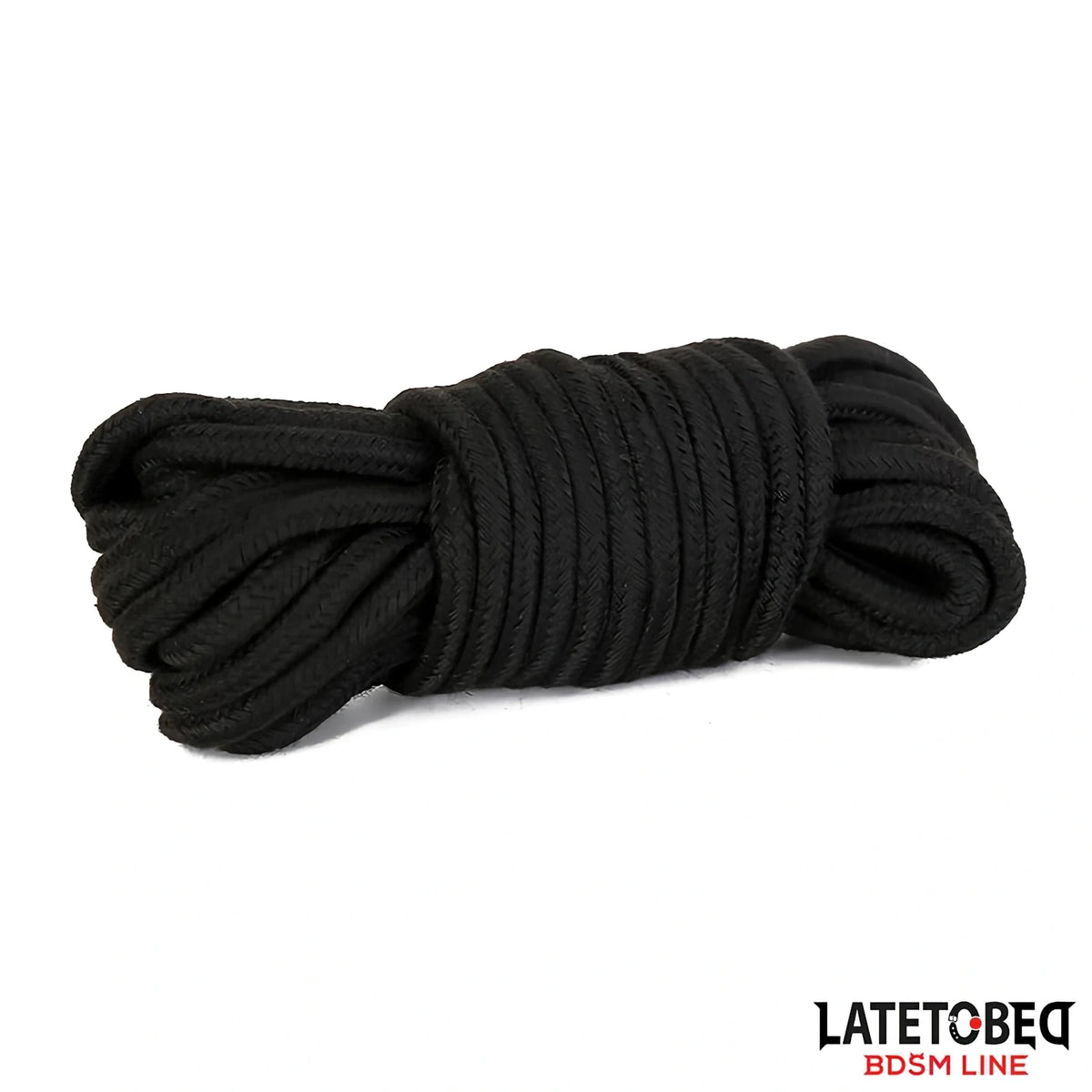Навит на руло черен памучен бондидж въже от комплекта LateToBed BDSM Line от 7 части, на бял фон, с лого на марката