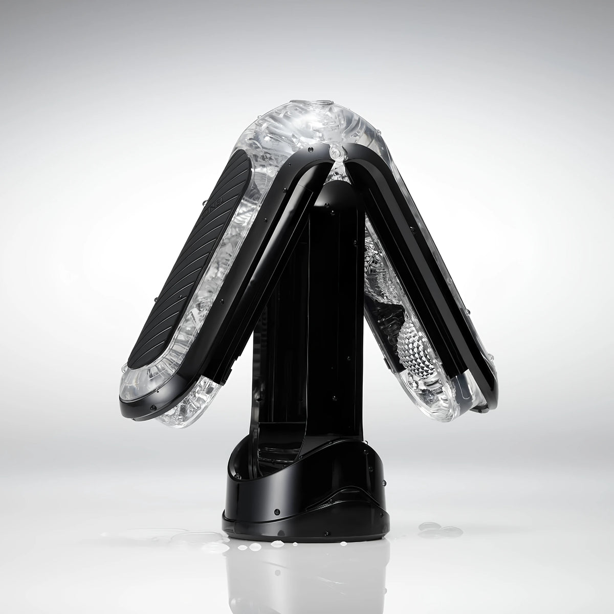 Tenga Flip Zero BLACK в отворено положение върху черна стойка: черни панти и прозрачен гелен корпус със светъл фон