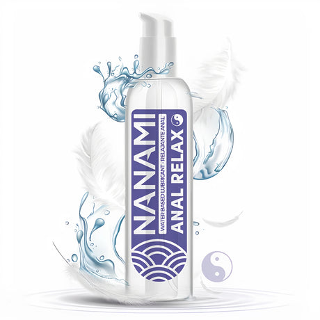 Прозрачна бутилка с помпа на анален лубрикант Nanami Anal Relax на водна основа, с лилав етикет, пръски вода и бели пера