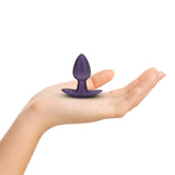 Анален разширител Ouch Small Purple в лилав цвят, поставен на дланта на ръка, за да се покаже малкият му размер