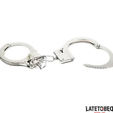 Метални белезници LateToBed в сребрист цвят с отворена дясна гривна, ключета и верижка на бял фон