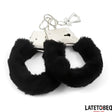 Белезници с пух LateToBed с черна пухена обвивка и метални части, ключета на халка, на бял фон