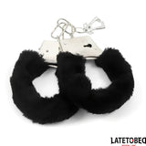 Белезници с пух LateToBed с черна пухена обвивка и метални части, ключета на халка, на бял фон