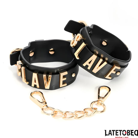 Белезници Slave на LateToBed – две черни кожени яки със златисти метални букви SLAVE и къса златиста верижка с карабинки