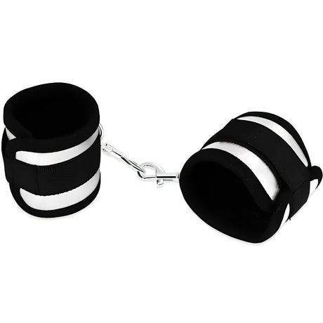 Белезници Struggle My Handcuff на Lovetoy: две черни меки маншети с бели ленти, свързани със сребрист метален карабинер