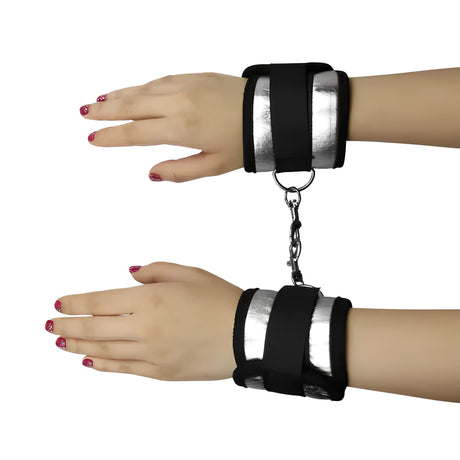 Белезници Struggle My Handcuff в черно и сребристо, закопчани с верижка на двете китки, изглед отпред