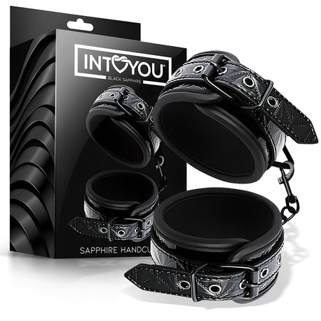 Белезници Black Sapphire на IntoYou: черна кутия с надпис Sapphire Handcuffs и две черни маншета с катарами, свързани с метална халка