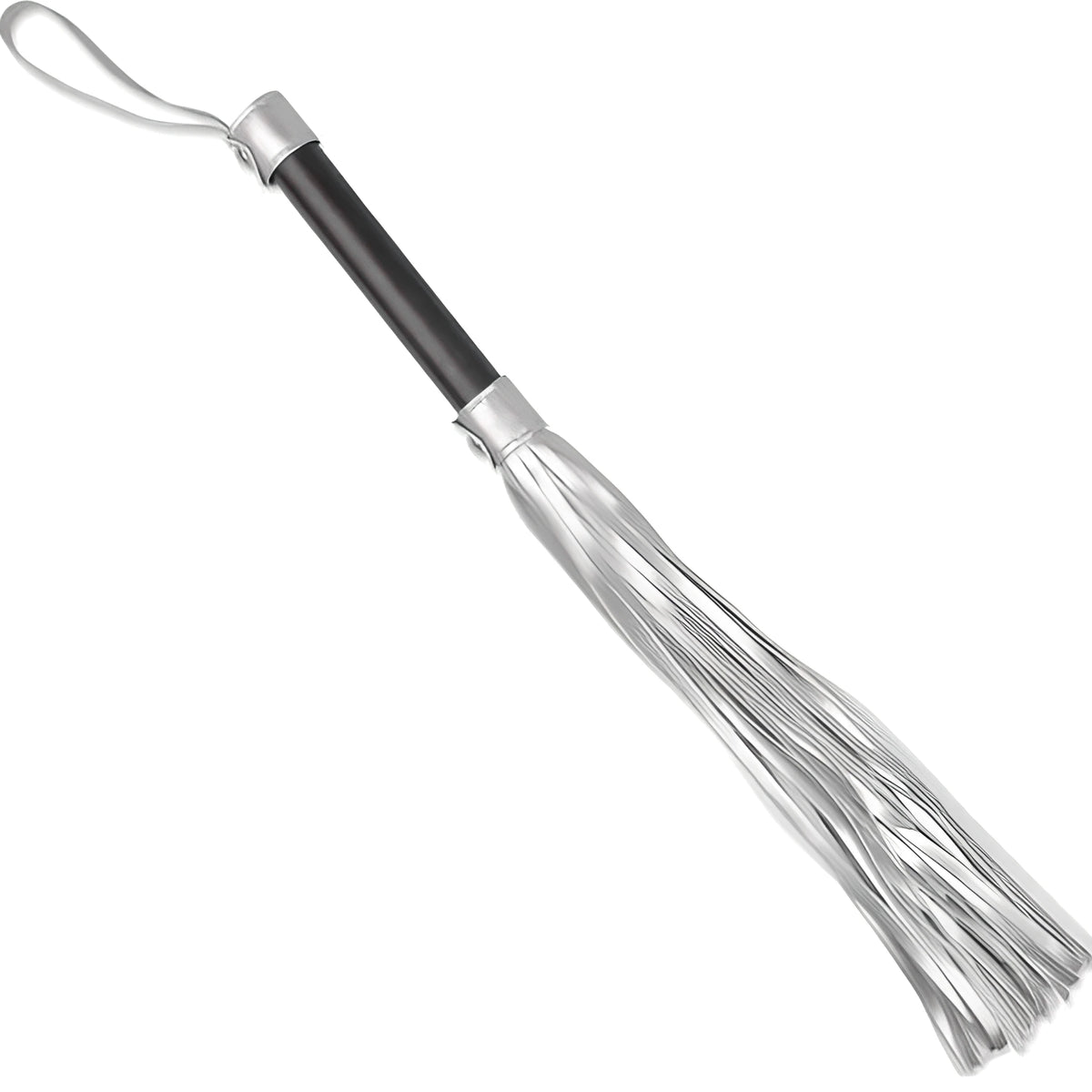 Бич Struggle My Flogger на Lovetoy със сребристи ресни, черна дръжка със сребристи накрайници и каишка за китката, изглед по диагонал