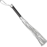Бич Struggle My Flogger на Lovetoy със сребристи ресни, черна дръжка със сребристи накрайници и каишка за китката, изглед по диагонал