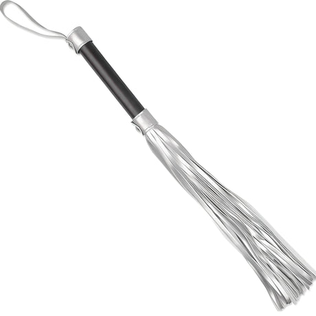 Бич Struggle My Flogger на Lovetoy със сребристи ресни, черна дръжка със сребристи накрайници и каишка за китката, изглед по диагонал