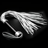 Бич Struggle My Flogger на Lovetoy със сребристи ресни, черна дръжка и ръчна гривна на тъмен фон