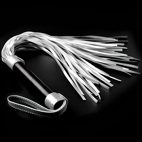 Бич Struggle My Flogger на Lovetoy със сребристи ресни, черна дръжка и ръчна гривна на тъмен фон