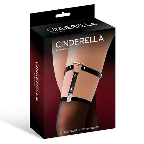 Опаковката на черен жартиер със сърце Cinderella на IntoYou, с надпис „Black Garter with Heart“ и модел с жартиера на бедрото
