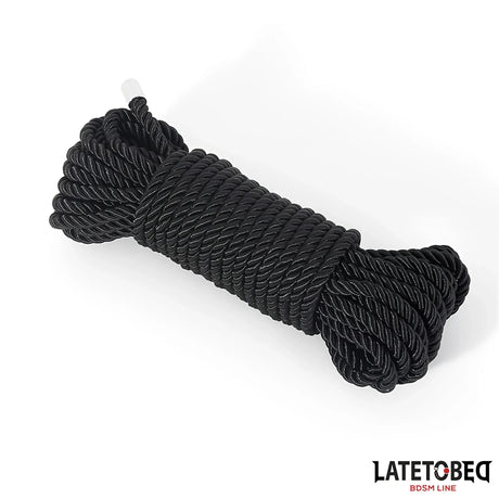 Навито черно усукано въже Fetish Addict, 10 м, на бял фон, с лого LATETOBED BDSM Line в долния десен ъгъл
