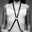Дамски колан 8 harness от MAZE на модел в бял потник: тънки черни каишки се кръстосват през гърдите и се свързват с метален обръч