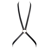 Дамски колан 8 harness на MAZE – черен харнес от тънки ремъци, събрани в златист пръстен в центъра, на бял фон