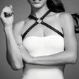 Дамски колан Cross Chest harness на MAZE: черни тънки презрамки с метален пръстен при шията, носени върху бяла горна част