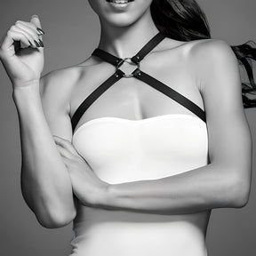 Дамски колан Cross Chest harness на MAZE: черни тънки презрамки с метален пръстен при шията, носени върху бяла горна част