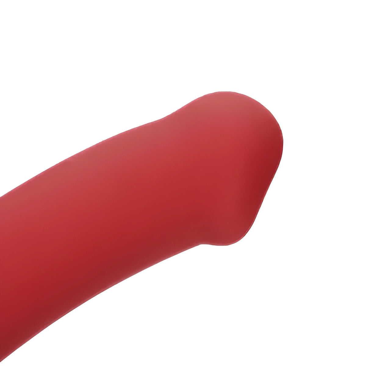Близък план на извития връх на червено силиконово дилдо Shots Non-Phallic Vibrating Large на бял фон
