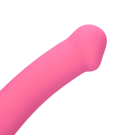 Дилдо Non-Phallic Vibrating Medium на Shots в розово – близък план на извития връх от мек силикон на бял фон