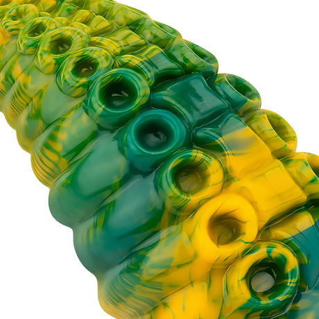 Дилдо Tentacle Delight 22.4 cm – близък план на зелено-жълтата силиконова повърхност с релефни вдлъбнати кръгли елементи