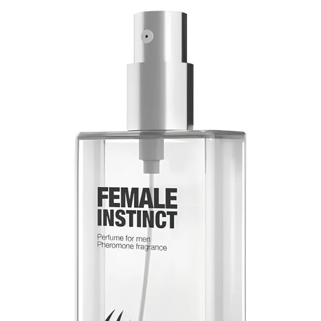 Феромонен парфюм Female Instinct за мъже: close-up на прозрачния флакон със сребрист пулверизатор и надпис „Pheromone fragrance“