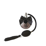 Феромонен парфюм L'Essence de boudoir на Bijoux Indiscrets: флакон с черна панделка, мрежеста част, черна помпа и пискюл