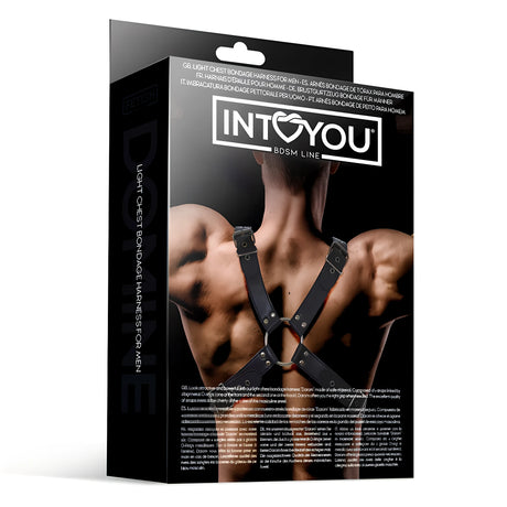 Черна кутия на харнес Darom от IntoYou BDSM Line с гръб на мъж, носещ черния кожен колан с метални халки