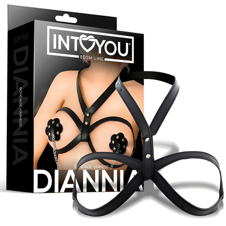 Черен харнес Diannia на IntoYou пред кутията си, на която модел носи същия харнес с украшения във формата на цветя