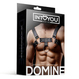 Черна кутия на харнес Domine от линията BDSM на IntoYou; на лицевата страна модел носи черния харнес с метални халки
