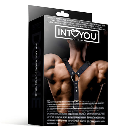 Черна кутия на харнес Fabrio от IntoYou BDSM Line с мъж отзад, носещ черния харнес с метален О-пръстен на гърба