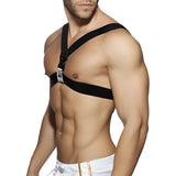 Harness колан Party Metal на Addicted Fetish, черен, със сребристa метална катарама, видян отстрани върху мъж модел в бели шорти