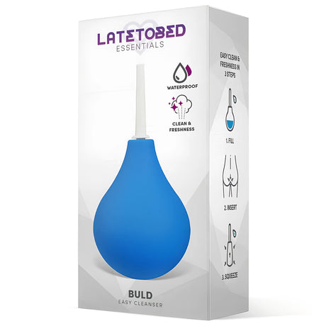 Кутия на интимен душ Buld на LateToBed Essentials със синя гумена круша и инструкции в три стъпки: напълни, въведи, стисни