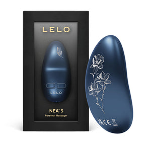 LELO Nea 3 в синьо Alien Blue: черната кутия с надпис Personal Massager до уреда с гравирани сребристи цветя и пеперуда