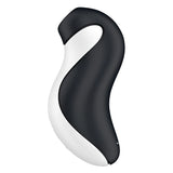 Satisfyer Orca в черно и бяло – странично изглед на извития корпус с гладка повърхност на бял фон