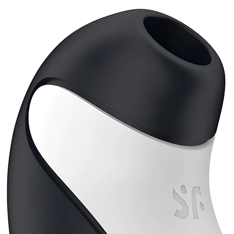 Satisfyer Orca – close-up на черния силиконов накрайник с отвор и бялата част на корпуса с релефно лого на марката