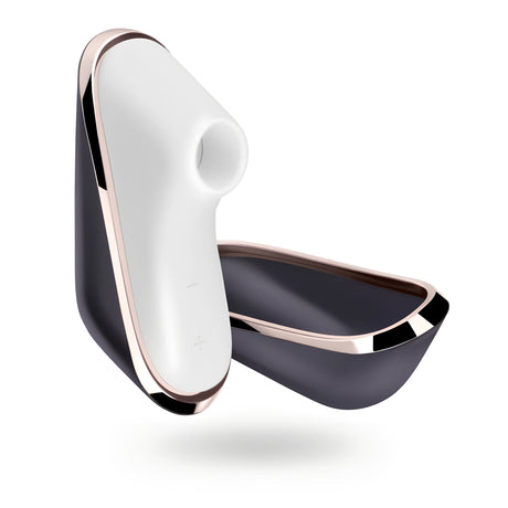 Satisfyer Pro Traveler в бяло с отворен тъмносив капак с розовозлатист кант, който служи и като калъф за съхранение