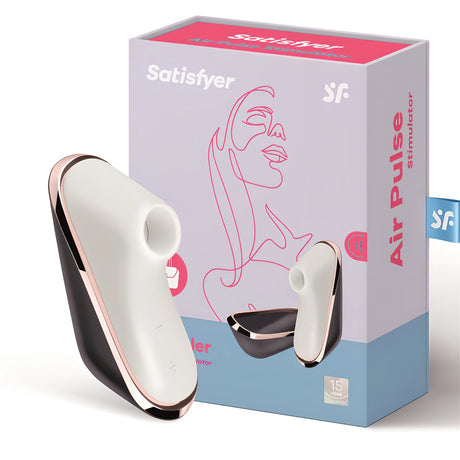 Satisfyer Pro Traveler в бяло и тъмнокафяво с розовозлатисти кантове пред лилаво-синята кутия с надпис Air Pulse Stimulator