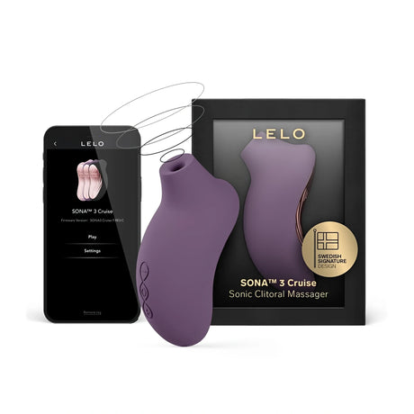 LELO SONA 3 Cruise в сливов цвят пред черната си кутия и смартфон с приложението на LELO, показващо менюто Play и Settings