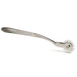 Колело Wartenberg One-Row с метална дръжка с релефни ивици и един ред остри зъбци на въртящото се колелце, на бял фон