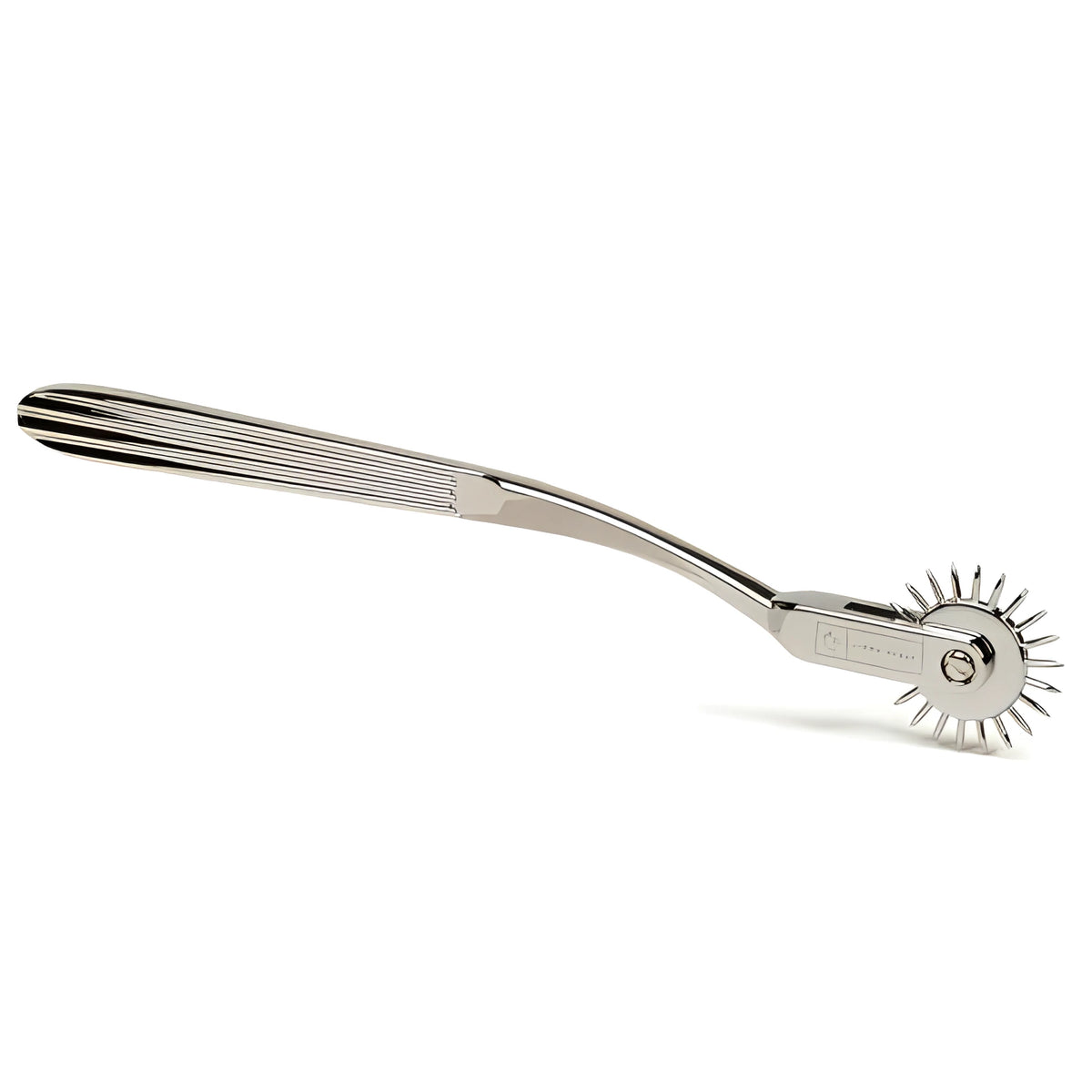 Колело Wartenberg One-Row с метална дръжка с релефни ивици и един ред остри зъбци на въртящото се колелце, на бял фон