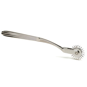 Колело Wartenberg One-Row с метална дръжка с релефни ивици и един ред остри зъбци на въртящото се колелце, на бял фон