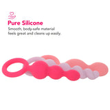 Инфографика „Pure Silicone“: три силиконови анални разширителя Satisfyer в розово, люляково и прасковено с пръстен за захващане