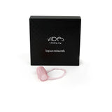 Черна кутия Vibes vibrating ring на Bijoux Indiscrets и розов силиконов вибриращ пръстен пред нея от комплекта Instruments of Pleasure